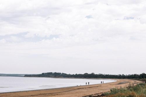 Bungalow at the Beach - footsteps to the shore in Corinella