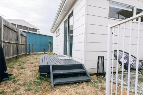 Bungalow at the Beach - footsteps to the shore in Corinella