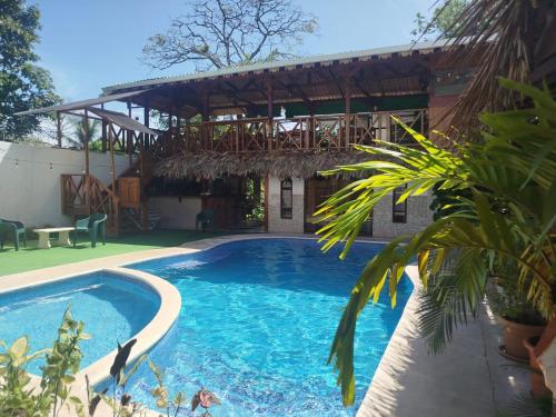 Bassein, Liahs tortuguero in Tortuguero