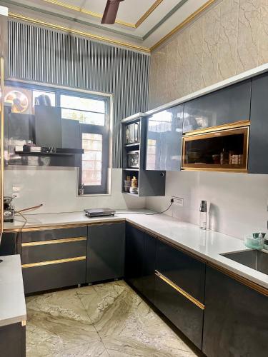 Grey house photo 3