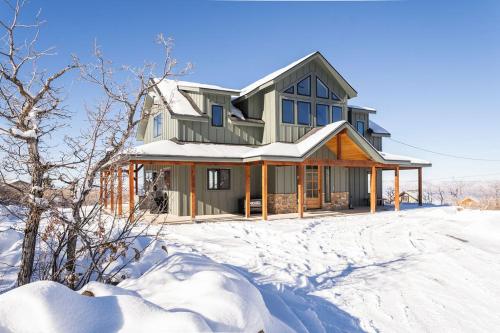 . The Retreat at Powderhorn - Your Elevated Escape-Hot Tub