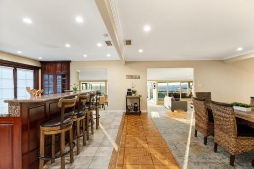 Stunning View Estate with Pool & Game Room in 拉米薩