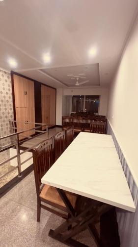 Ресторан, Hotel The Oakleaf Mussoorie in Муссурі