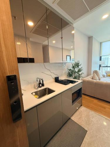 Luxury 1 Bedroom l BTS 2 mins l Pool and Gym