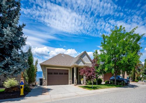 Full House with Amazing Okanagan Views and Hot Tub – khách sạn tại Nam Kelowna