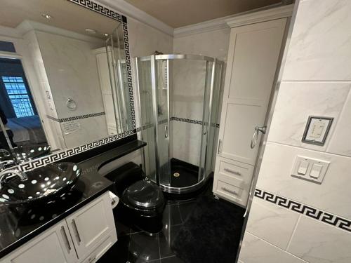 Luxury Room with Private Washroom in Prime Location in Vancouver (BC)