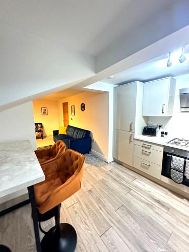 Modern 2 Bedroom First Floor Apartment, Free Parking, Woking in Moffat