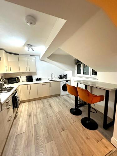 Modern 2 Bedroom First Floor Apartment, Free Parking, Woking in Moffat