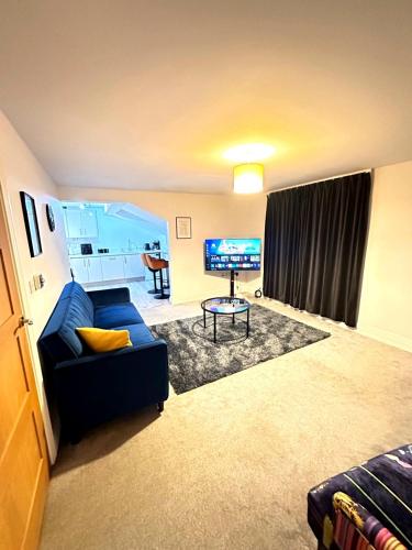 Modern 2 Bedroom First Floor Apartment, Free Parking, Woking in Moffat