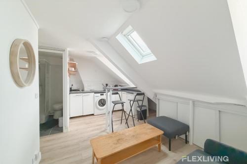 Grand studio confortable et lumineux Paris 10e