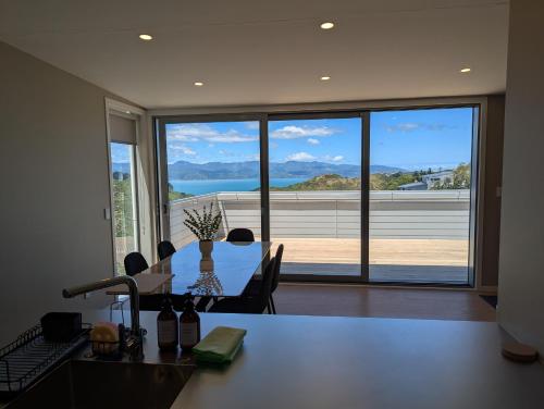 View, Brand New 3-Bedroom, 2-Bathroom Free Private Parking Wellington Bay Views in North Wellington