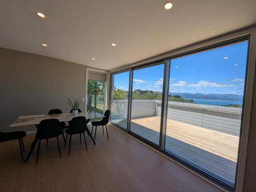 Facilities, Brand New 3-Bedroom, 2-Bathroom Free Private Parking Wellington Bay Views in North Wellington