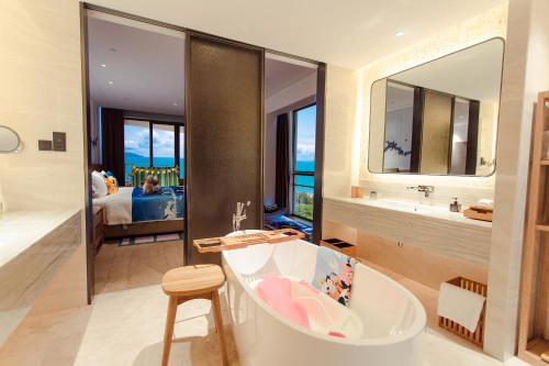 room detail thumbnail 2