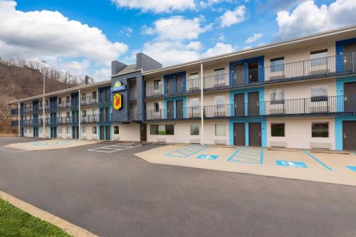 Super 8 by Wyndham Charleston WV - image 12