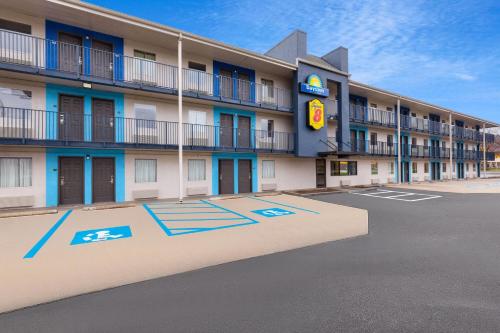 Super 8 by Wyndham Charleston WV in Charleston, USA