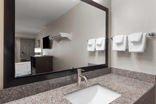 Super 8 by Wyndham Charleston WV in Charleston, USA
