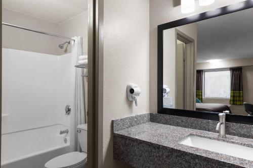 Super 8 by Wyndham Charleston WV - main image