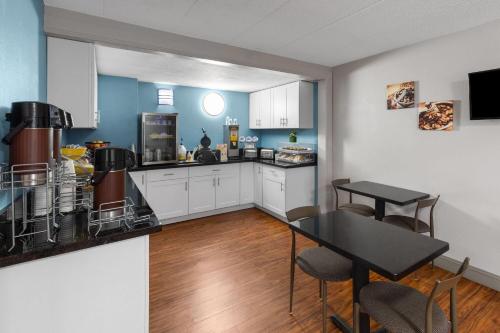 Super 8 by Wyndham Charleston WV - image 2