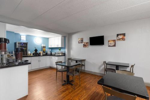 Food and beverages, Super 8 by Wyndham Charleston WV in Charleston (WV)