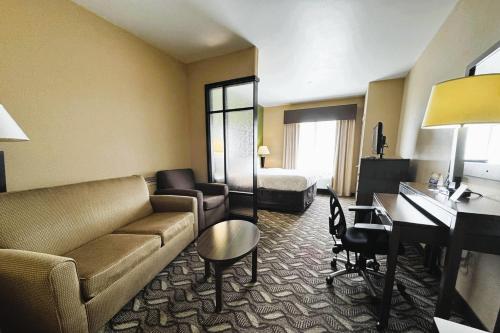 Comfort Suites Jewett - image 7