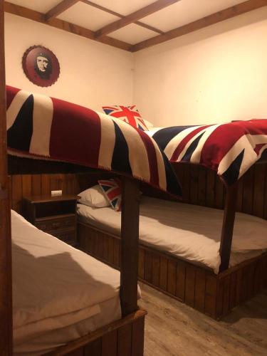 2 king beds, 4 twin beds, 4 bunk beds, 2 sofa beds, 1 futon bed