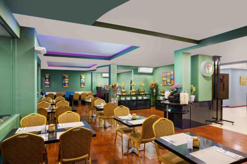Restaurant, Favehotel Kelapa Gading in Kelapa Gading