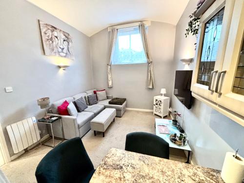 Cosy County House apartment with free private parking Sleeps up to four guests