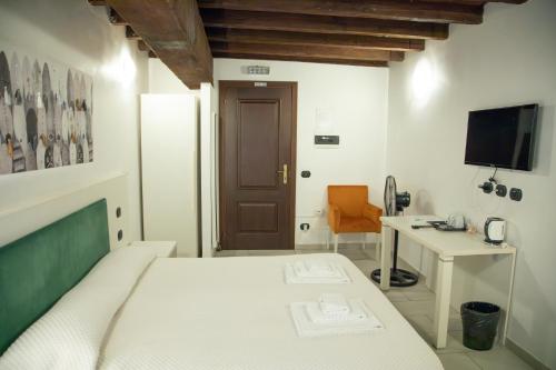 Flowers Apartments Rome City Center - image 13
