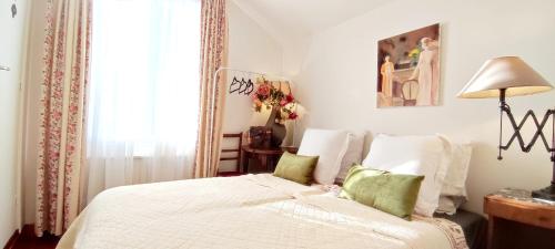 Bed, PARIS AUTHENTIC HOUSE Metro 7 Pierre et Marie Curie in Ivry-sur-Seine