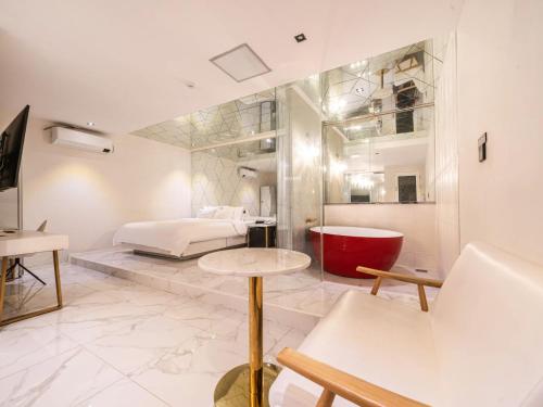 room detail thumbnail 2