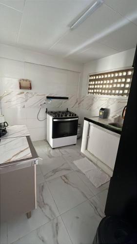 Casa ampla e completa a poucos passos da praia! in Itambaraca