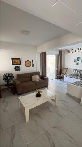 Casa ampla e completa a poucos passos da praia! in Itambaraca