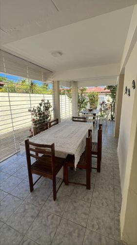 Casa ampla e completa a poucos passos da praia! in Itambaraca