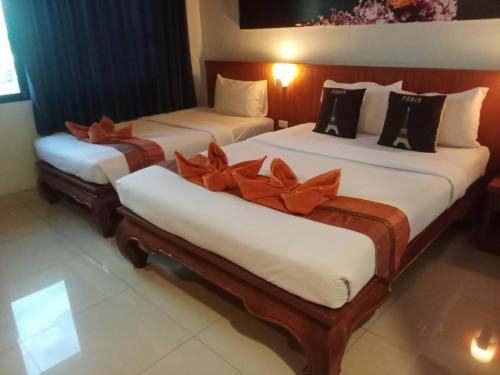 1 queen bed, 1 twin bed