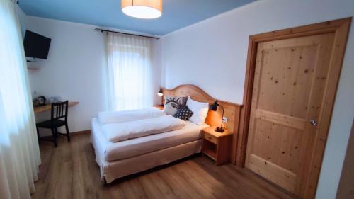 1 queen bed, 1 twin bed