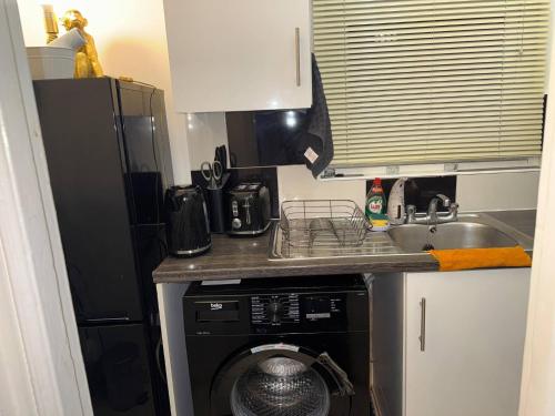 Modern 1-Bedroom Flat in Trendy Leytonstone - image 8
