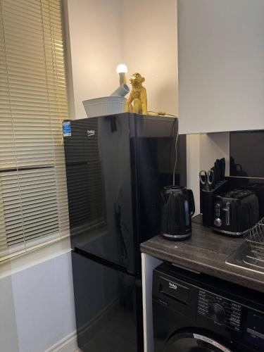 Modern 1-Bedroom Flat in Trendy Leytonstone - image 6