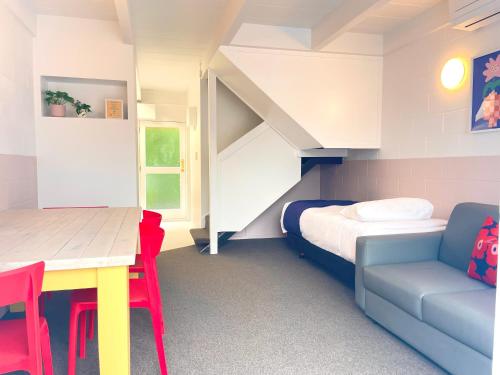 room detail thumbnail 2