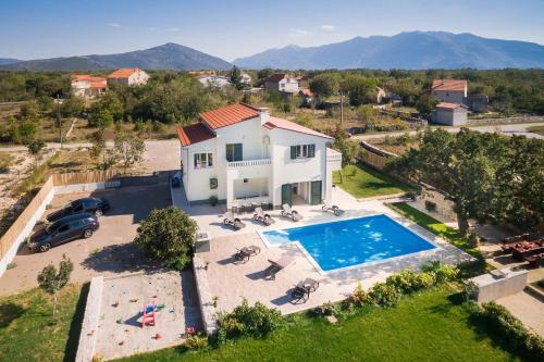 Viesnīcas āriene, Villa Mery in Katuni