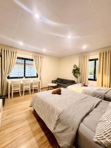 room detail thumbnail 2