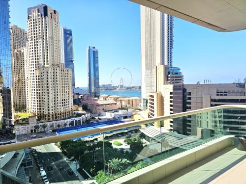 Amazing view- huge balcony- Nr JBR walk and beach - image 9