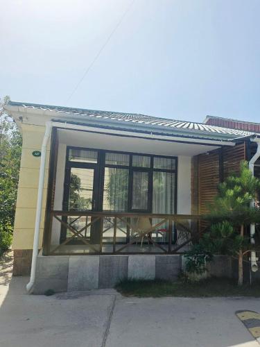 Вилла с видом на горы на побережье Иссык-Куля in Kosh-Kël'