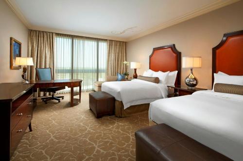 2 queen beds