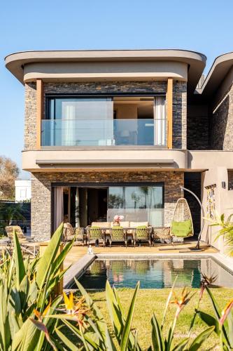 Stylish Beachfront Villa with Pool Gym Sauna SeaView – khách sạn tại Ortakent