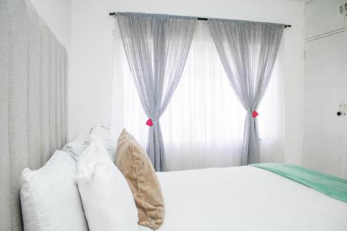 Centrally Located 1 Bedroom Apartment - 2361 - image 2
