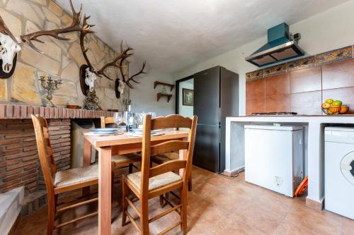 virtuve, MalagaSuite Casa Rural con Piscina y Barbacoa in Pilarejo