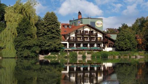 Restaurant, Tinyhouse Seetraumchen direkt am See mit Terrasse fur 4 in Bodenwöhr