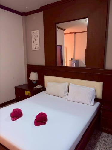 room detail thumbnail 2