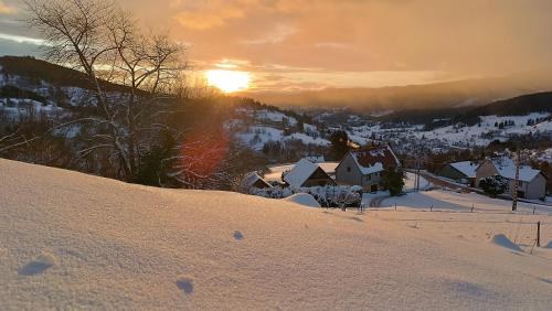 Aux balcons de la vallée (Aux balcons de la vallee) in Soultzeren ciems