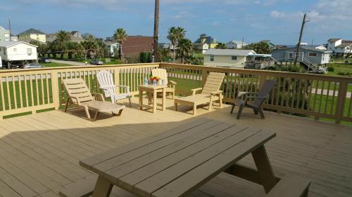 PRIVATE BEACH -- AWAY FROM THE CROWDS - Ocean Views -Short drive to MOODY GARDENS, SCHLITTER BAHN, PLEASURE PIER in Galveston, USA